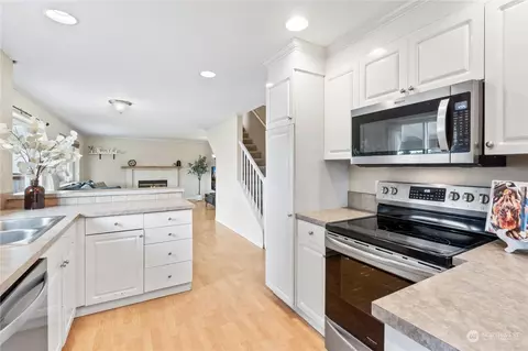 Kitchen - 380 Randall Pl, Enumclaw, WA 98022 photo 3 of 3