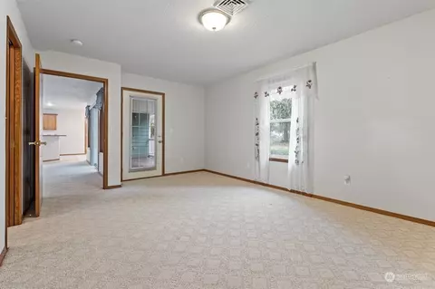 Living - 901 E St, Vader, WA 98593 photo 5 of 5