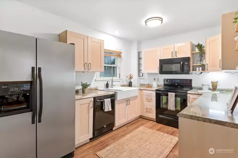Kitchen - 1417 Ttereve Dr, Everett, WA 98203 photo 1 of 2