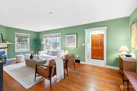 Living - 1417 Ttereve Dr, Everett, WA 98203 photo 2 of 3