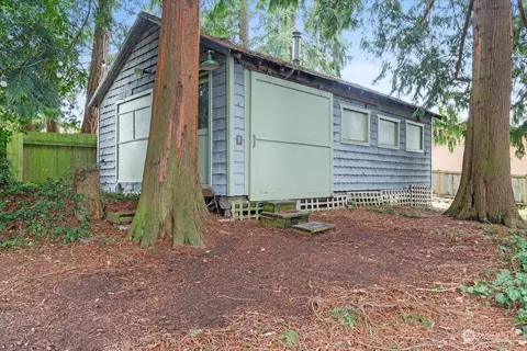 Exterior - 1417 Ttereve Dr, Everett, WA 98203 photo 6 of 7