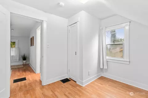 Entry Way - 1417 Ttereve Dr, Everett, WA 98203 photo 3 of 3