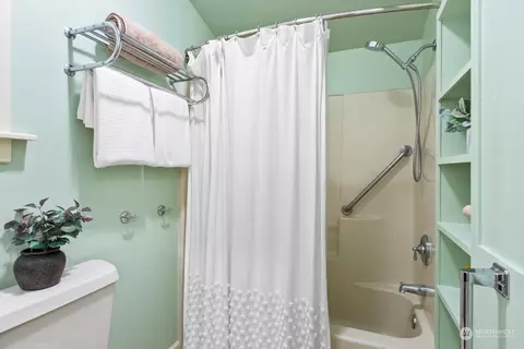 Bath - 1417 Ttereve Dr, Everett, WA 98203 photo 2 of 4