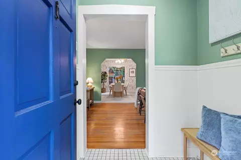 Entry Way - 1417 Ttereve Dr, Everett, WA 98203 photo 1 of 3