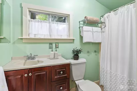 Bath - 1417 Ttereve Dr, Everett, WA 98203 photo 1 of 4