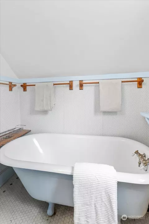 Bath - 1417 Ttereve Dr, Everett, WA 98203 photo 4 of 4