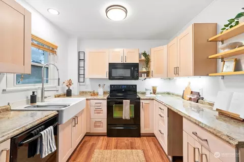 Kitchen - 1417 Ttereve Dr, Everett, WA 98203 photo 2 of 2