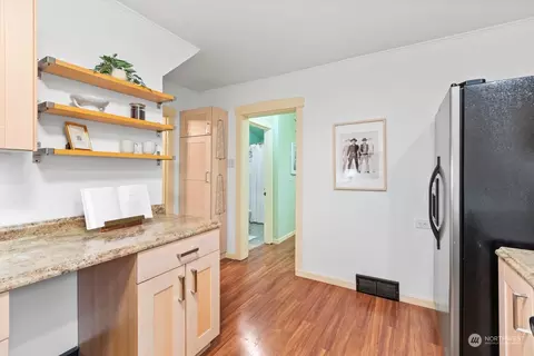 Entry Way - 1417 Ttereve Dr, Everett, WA 98203 photo 2 of 3