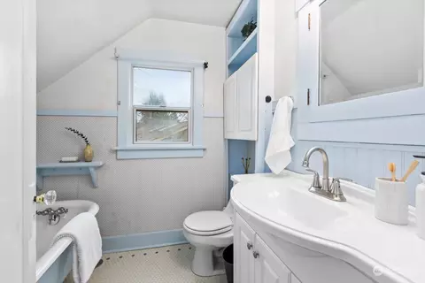 Bath - 1417 Ttereve Dr, Everett, WA 98203 photo 3 of 4