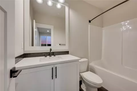 Bath - 20239 125th Ave NE #SM2-11, Bothell, WA 98011 photo 2 of 5