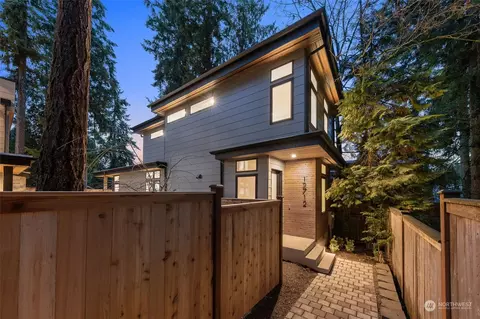 12712 NE 72nd St, Kirkland, WA 98033