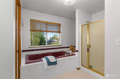 Bath - 2330 Bayview Pl, Everett, WA 98203 photo 3 of 6