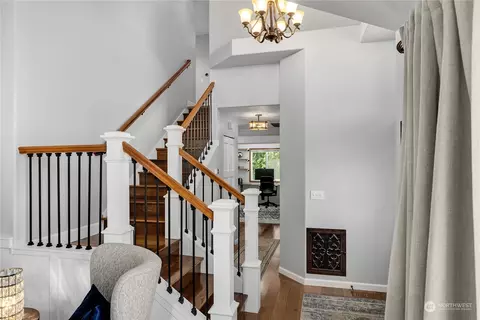Entry Way - 2330 Bayview Pl, Everett, WA 98203 photo 2 of 2
