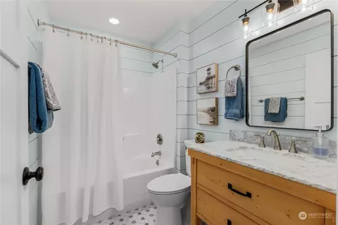 Bath - 2330 Bayview Pl, Everett, WA 98203 photo 5 of 6