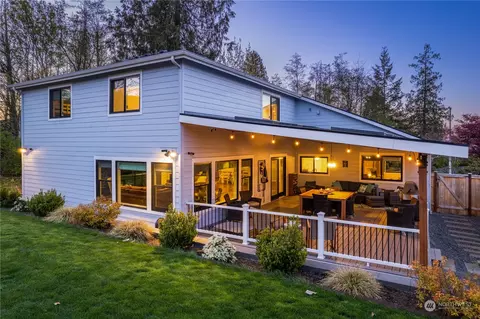 Exterior - 2330 Bayview Pl, Everett, WA 98203 photo 6 of 7