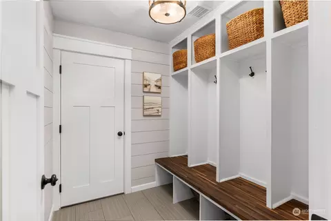 Entry Way - 2330 Bayview Pl, Everett, WA 98203 photo 1 of 2