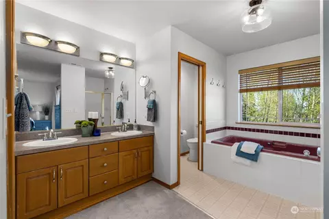 Bath - 2330 Bayview Pl, Everett, WA 98203 photo 2 of 6