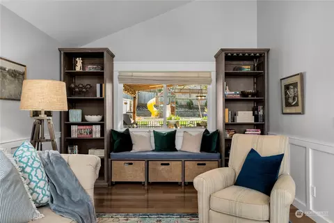 Living - 2330 Bayview Pl, Everett, WA 98203 photo 2 of 4