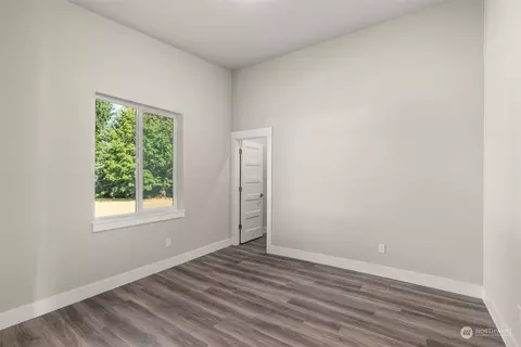 Bedroom - 2109 Hawks View Ln, Winlock, WA 98596 photo 2 of 3