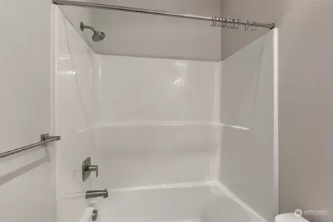 Bath - 2109 Hawks View Ln, Winlock, WA 98596 photo 2 of 3