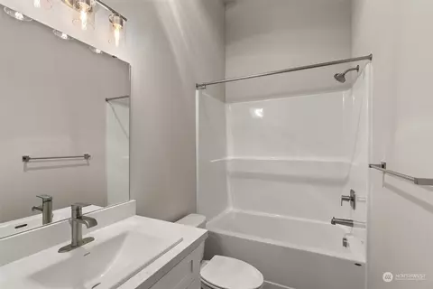 Bath - 2109 Hawks View Ln, Winlock, WA 98596 photo 3 of 3