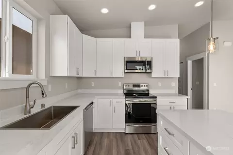 Kitchen - 2109 Hawks View Ln, Winlock, WA 98596 photo 2 of 2