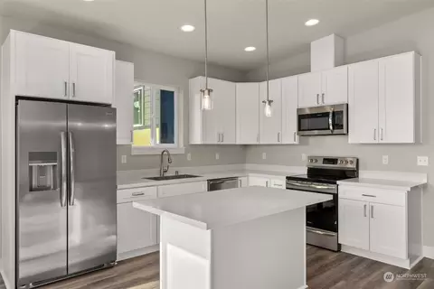 Kitchen - 2109 Hawks View Ln, Winlock, WA 98596 photo 1 of 2