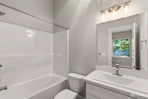 Bath - 2109 Hawks View Ln, Winlock, WA 98596 photo 1 of 3