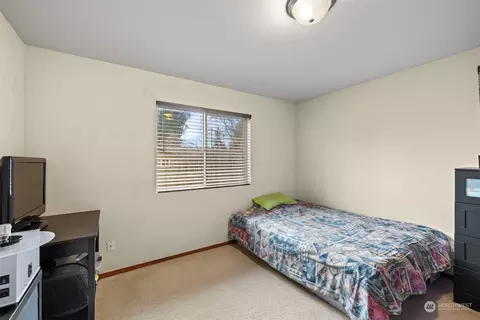 Bedroom - 10407 Holly Dr, Everett, WA 98204 photo 3 of 4