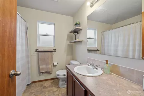 Bath - 10407 Holly Dr, Everett, WA 98204 photo 2 of 3