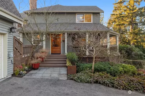 8233 NE 166th St, Kenmore, WA 98028
