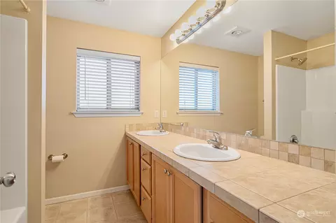Bath - 512 95th Ct SE, Everett, WA 98208 photo 1 of 3