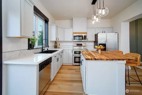 Kitchen - 511 Pilchuck Path, Everett, WA 98201 photo 2 of 3