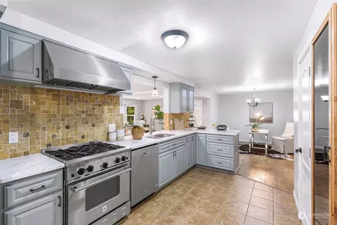 Kitchen - 17620 28th Ave SE, Bothell, WA 98012 photo 3 of 4