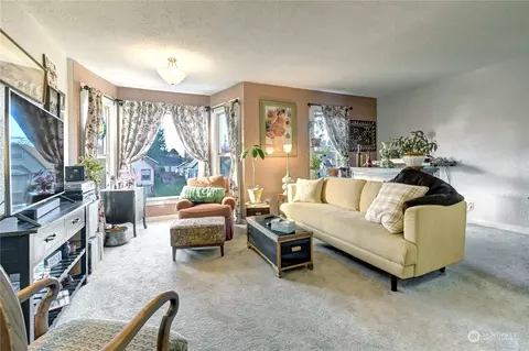Living - 2223 Rockefeller Ave, Everett, WA 98201 photo 1 of 4
