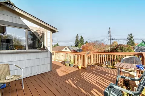 Exterior - 2223 Rockefeller Ave, Everett, WA 98201 photo 3 of 7