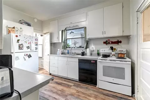 Kitchen - 2223 Rockefeller Ave, Everett, WA 98201 photo 2 of 2