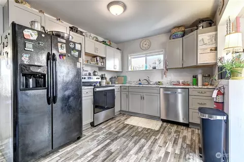 Kitchen - 2223 Rockefeller Ave, Everett, WA 98201 photo 1 of 2