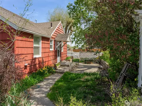 323 Buttercup St S, Soap Lake, WA 98851