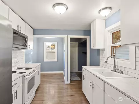 Kitchen - 336 20th Ave, Longview, WA 98632 photo 4 of 5