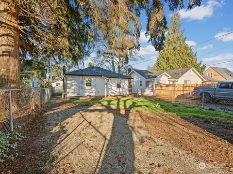 Exterior - 336 20th Ave, Longview, WA 98632 photo 7 of 9