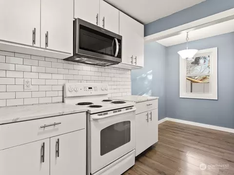 Kitchen - 336 20th Ave, Longview, WA 98632 photo 2 of 5