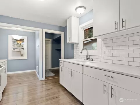 Kitchen - 336 20th Ave, Longview, WA 98632 photo 3 of 5