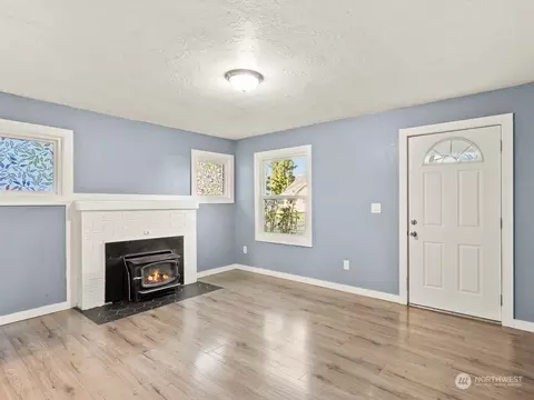 Living - 336 20th Ave, Longview, WA 98632 photo 3 of 5