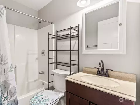Bath - 336 20th Ave, Longview, WA 98632 photo 1 of 1
