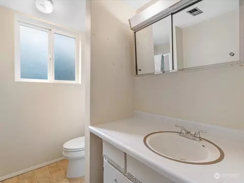 Bath - 124 234th Pl SE, Bothell, WA 98021 photo 1 of 2