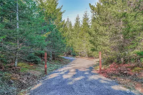 16 N Evening Star Ln, Hoodsport, WA 98548