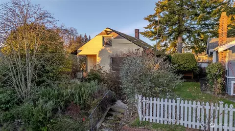 106 N 47th St, Seattle, WA 98103