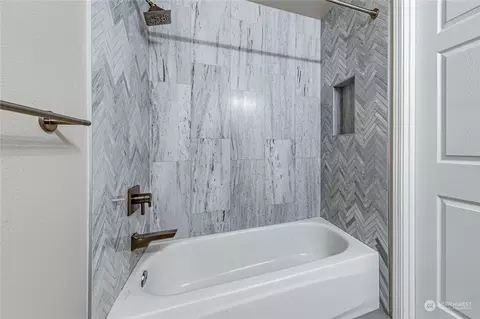 Bath - 2219 Rucker Ave #202, Everett, WA 98201 photo 2 of 3
