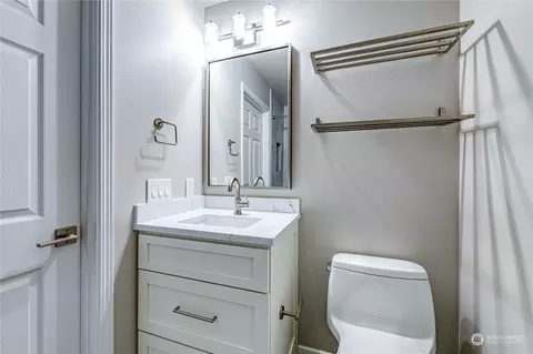 Bath - 2219 Rucker Ave #202, Everett, WA 98201 photo 1 of 3